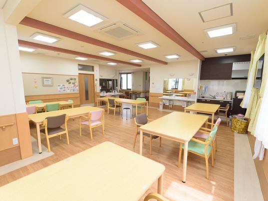 明るい食堂の風景