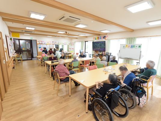 広々とした明るい食堂