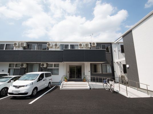 清潔感ある建物のエントランス