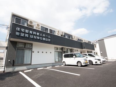 明るい外観の建物正面