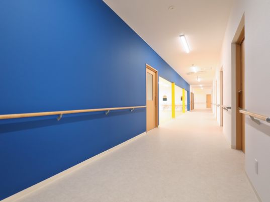 青い壁の明るい廊下