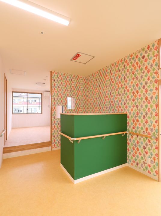 カラフルな壁のエントランス