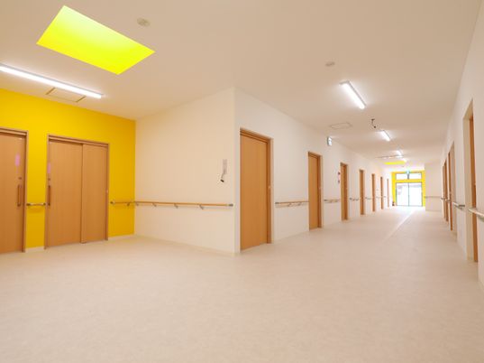 明るい廊下末尾