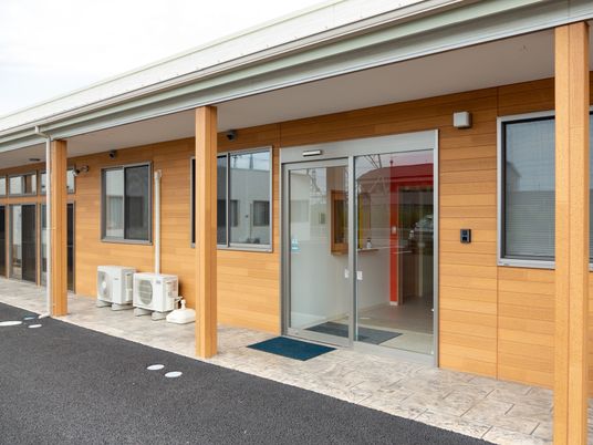 木目調のエントランス