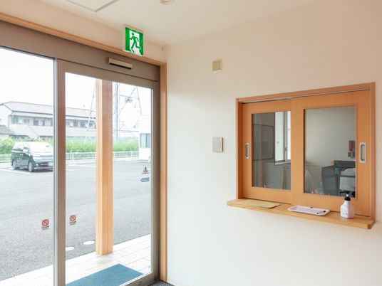 広々とした明るいエントランス