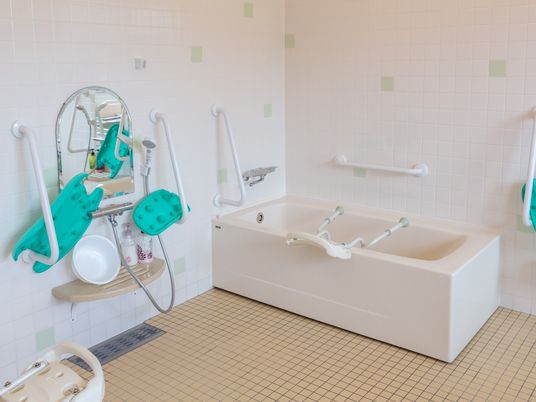 バリアフリー設計の浴室