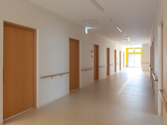広々とした明るい廊下