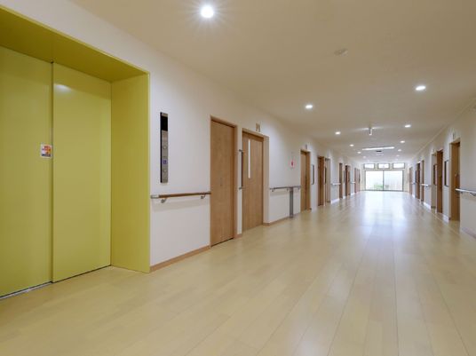 明るい廊下とエレベーター