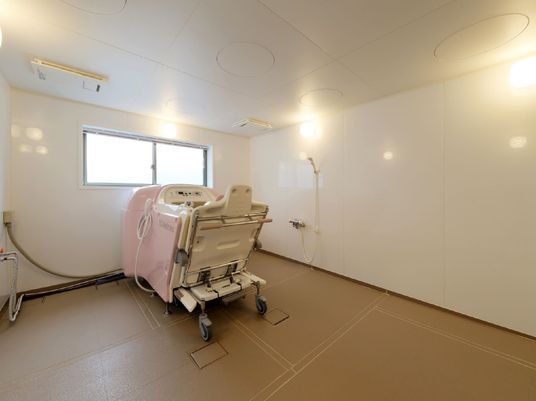 明るい浴室の設備