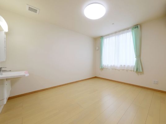 明るい空間の洋室