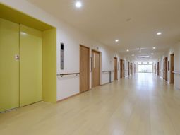 明るく清潔な廊下