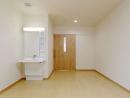 清潔な洗面台のある室内