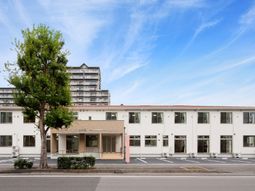 清潔感ある白い外壁の建物