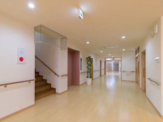 明るく広い廊下