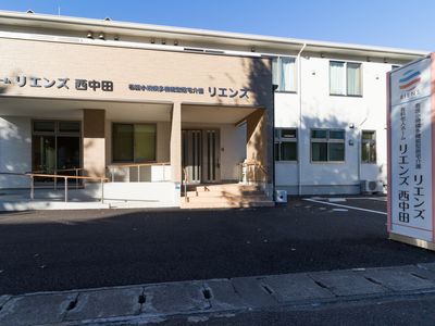 エントランスの明るい外観