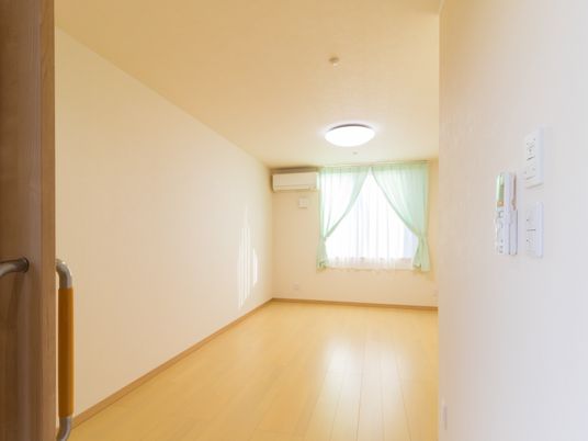 明るい居室の一角