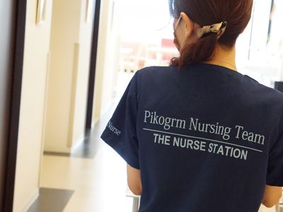 看護師が廊下を歩く後姿