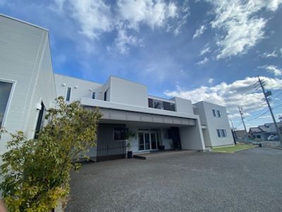 施設のモダンな外観