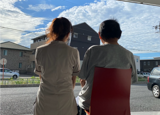 スタッフと利用者の後ろ姿