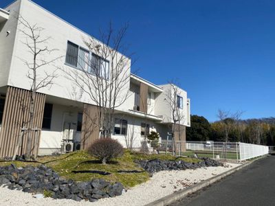 白い建物と青空の外観