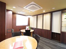 円卓と椅子の応接エリア