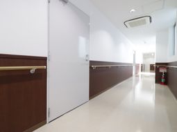 清潔な施設の廊下