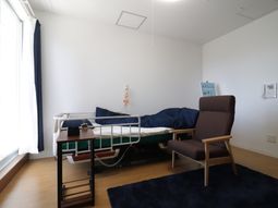 明るい居室の様子