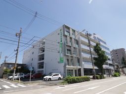 白い建物の外観