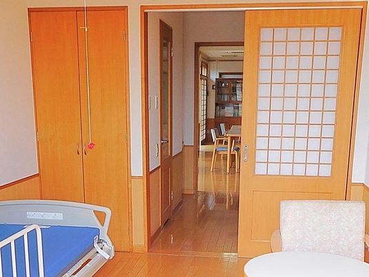 木目調の居室の扉