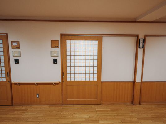 和風の引き戸が見える廊下