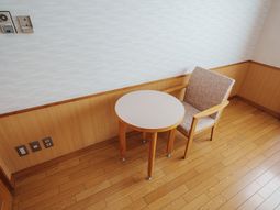 椅子とテーブルの居室  