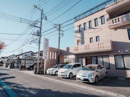 複数の車が並ぶ建物外観