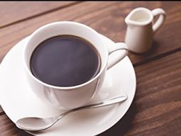 コーヒーカップ白いソーサー上