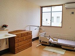 明るい居室の様子