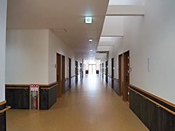 明るく清潔な通路