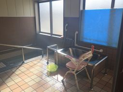 明るい浴室の設備