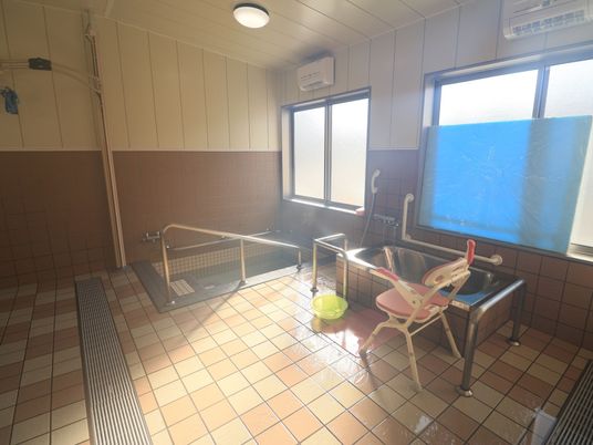 明るい設備の浴室