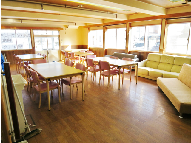 明るい食堂 食堂   大きな窓から光が入る、開放感のある食堂です。テーブル席とソファがあり、くつろぎながら過ごしやすい空間です。