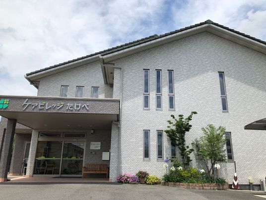 明るい外観の建物エントランス
