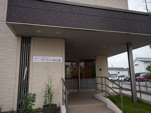 明るいエントランスの外観 玄関 広くて明るいエントランスが迎えてくれ、滑りにくいフローリングで安全に配慮されています。