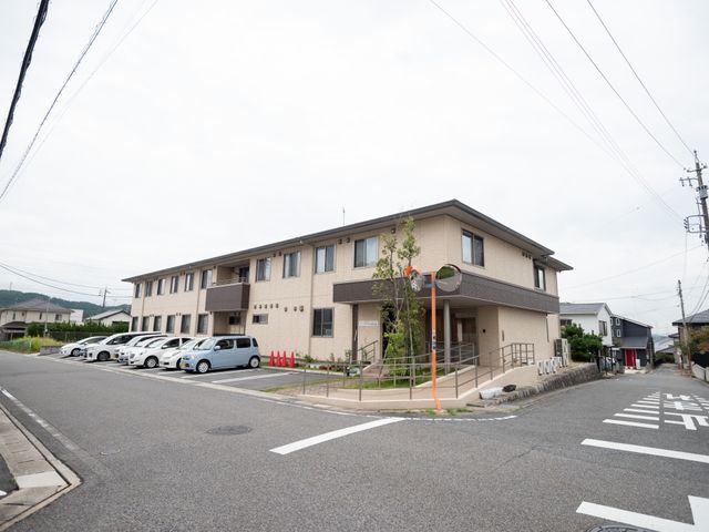 清潔感ある施設外観 外観 行き来しやすい立地にある、清潔で明るい外観の建物です。通勤に便利な、広い駐車スペースも完備されています。