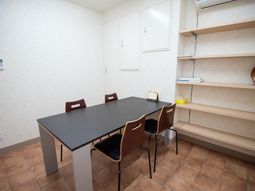 シンプルな居室の様子