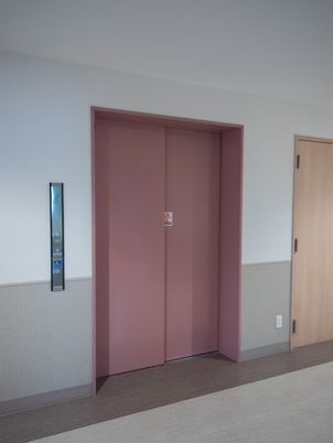 シンプルなエレベーター扉