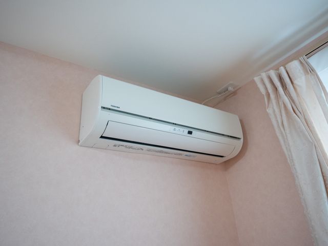 部屋のエアコン 居室 部屋を適温に保つためのエアコンが設置されており、一年中快適な環境で過ごすことができます。