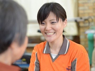 優しい笑顔のケアスタッフ