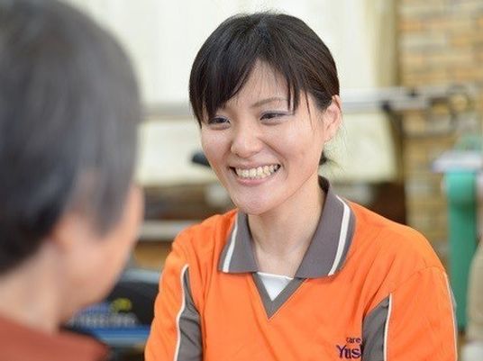 優しい笑顔のケアスタッフ