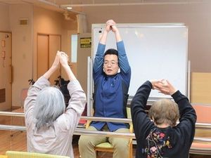 運動指導するスタッフと利用者