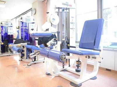 リハビリ機器が並ぶ部屋