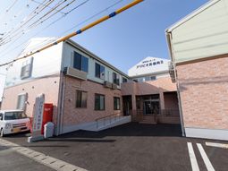 明るい日差しのエントランス