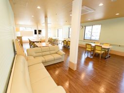 明るい共有ラウンジ